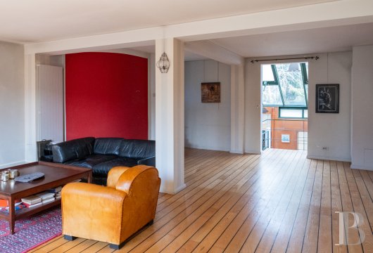 character properties France paris   - 6