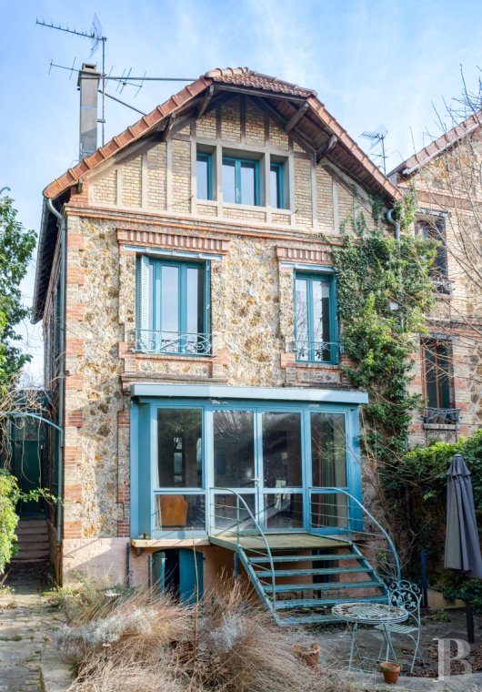 character properties France paris   - 2