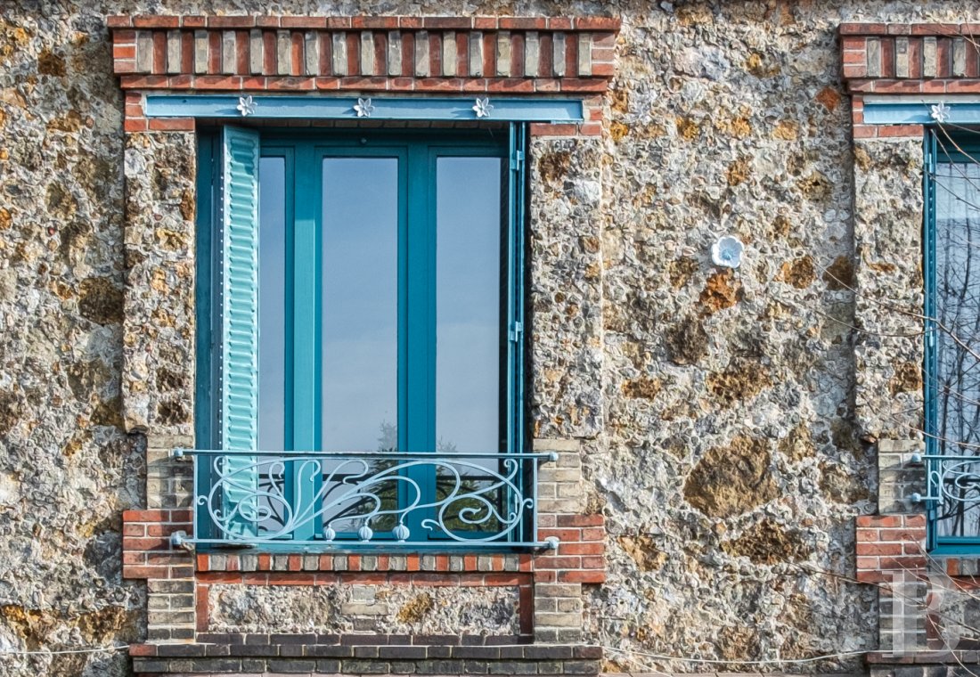character properties France paris   - 13
