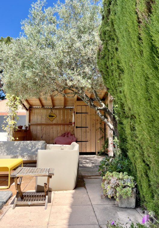 character properties France provence cote dazur   - 17