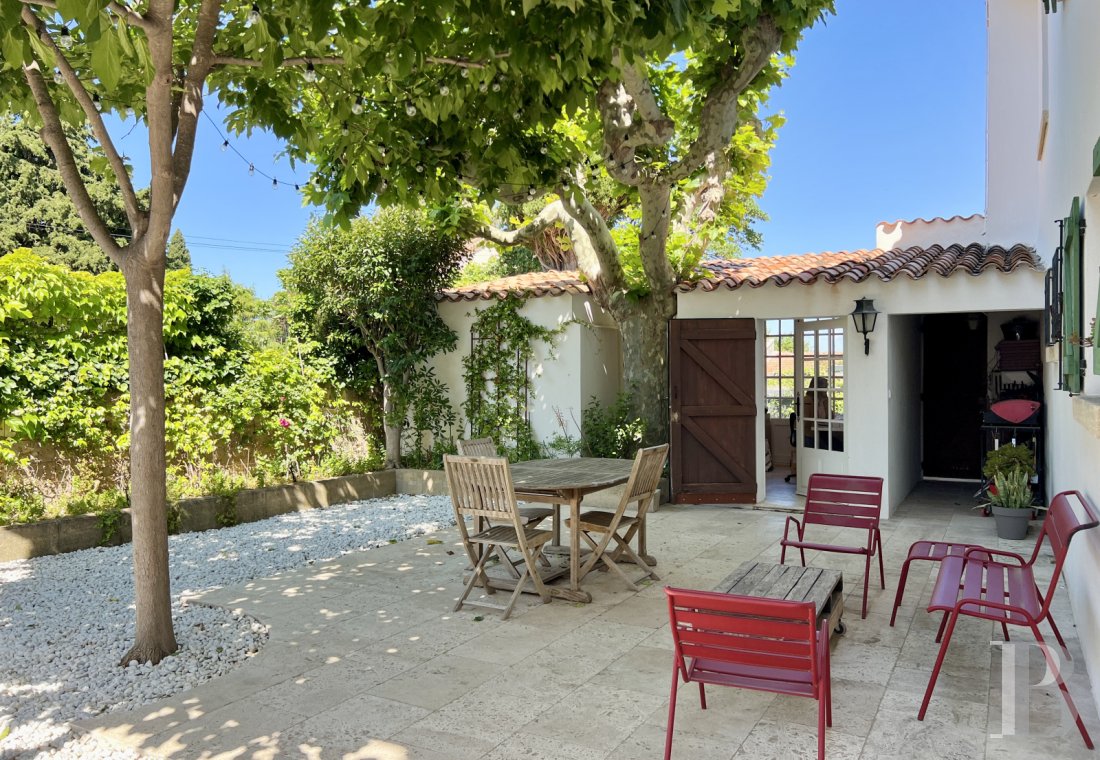 character properties France provence cote dazur   - 19