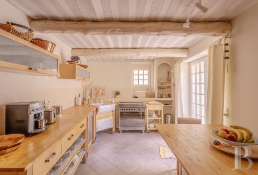 character properties France provence cote dazur   - 12