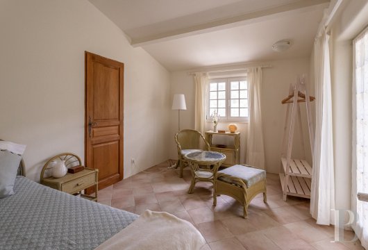 character properties France provence cote dazur   - 19