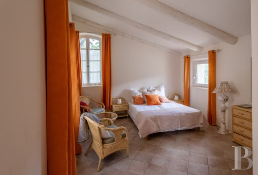 character properties France provence cote dazur   - 18