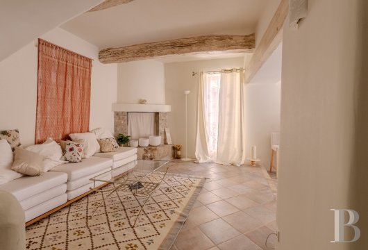 character properties France provence cote dazur   - 16