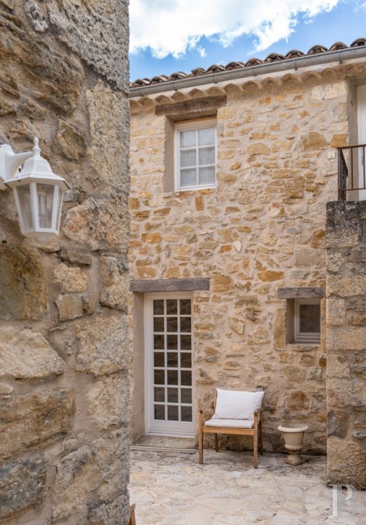 character properties France provence cote dazur   - 21