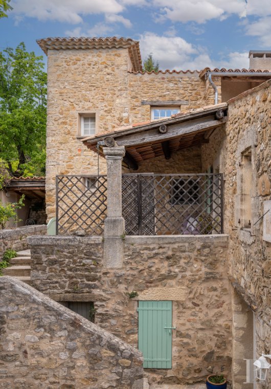 character properties France provence cote dazur   - 8