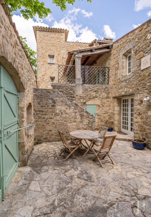 character properties France provence cote dazur   - 11