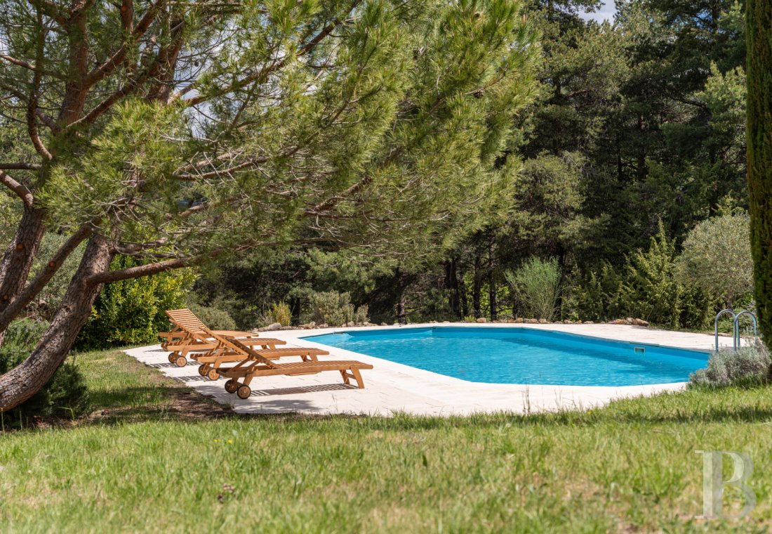 character properties France provence cote dazur   - 23