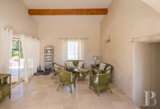 character properties France provence cote dazur   - 12