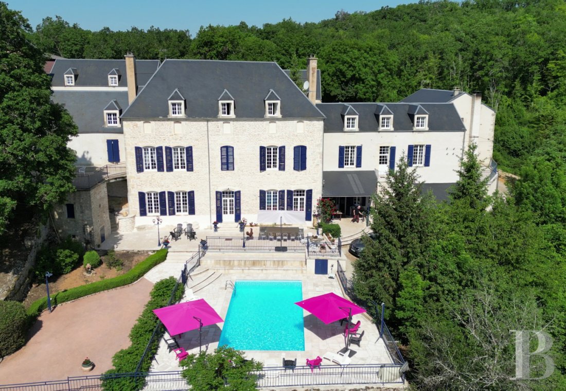 maisons de caractère à vendre - bourgogne - En Bourgogne, à l'orée du Morvan, un ancien domaine rural à vocation d'hébergement touristique, avec ses gîtes et chambres d'hôtes, sa piscine et ses 6 ha de terrain