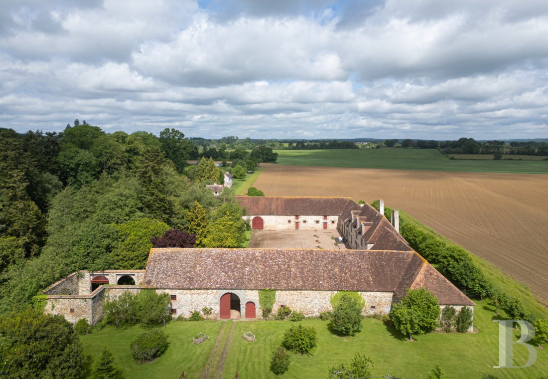 manoirs à vendre - basse-normandie - Dans l'Orne, à l'orée de la Suisse normande, une ancienne ferme-manoir du 17e s., sa cour et son jardin, sur près de 7 700 m²