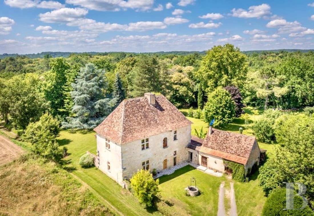 maisons de caractère à vendre - aquitaine - Dans le Périgord pourpre, dans le département de la Dordogne, à Bergerac, une maison forte du 13e s., son parc de 1,3 ha, ses parcelles de bois et son verger