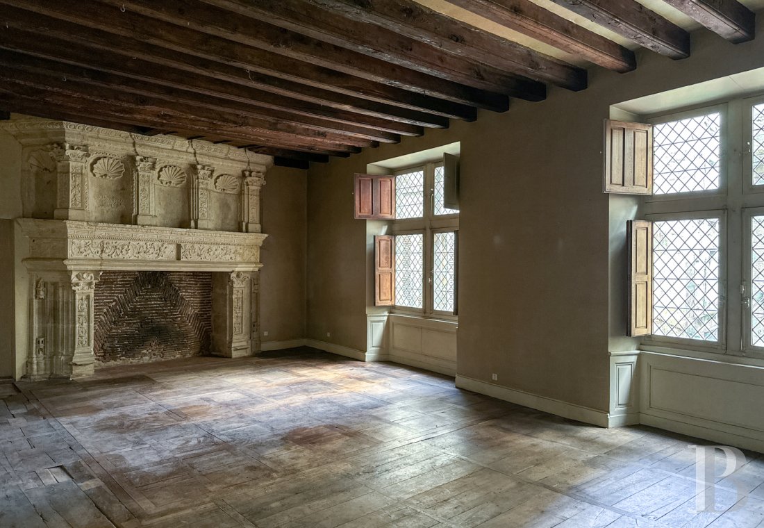 hôtels particuliers à vendre - aquitaine - En Nouvelle-Aquitaine, dans le secteur sauvegardé de Périgueux, un hôtel particulier du 16e s. de quatre niveaux, classé MH dans sa totalité