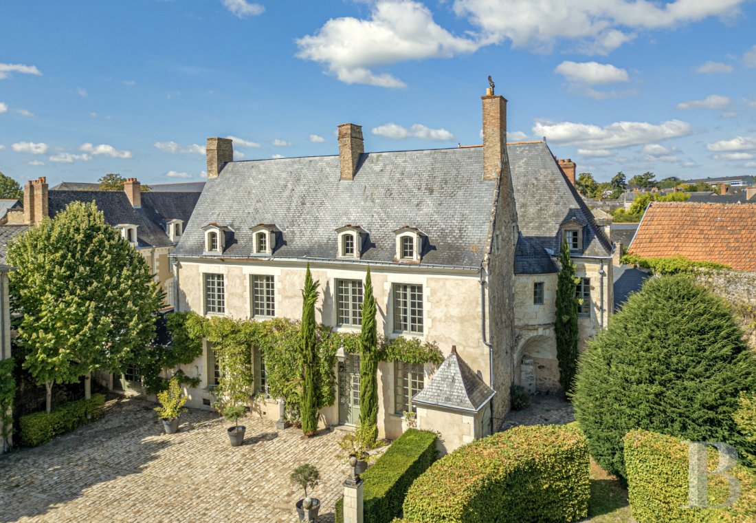 monuments historiques à vendre - pays-de-loire - En Anjou, un hôtel particulier du 17e s. inscrit MH,  ses communs, sa cour pavée et son jardin d’agrément  