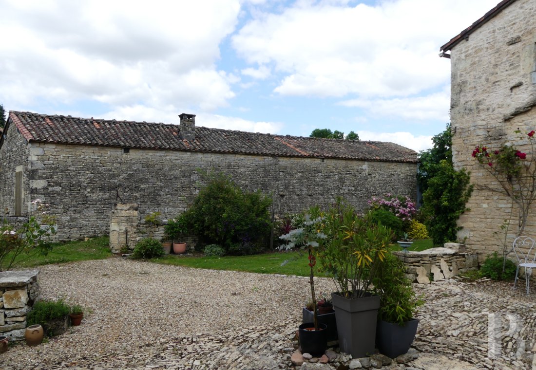 maisons de caractere a vendre poitou charentes   - 17