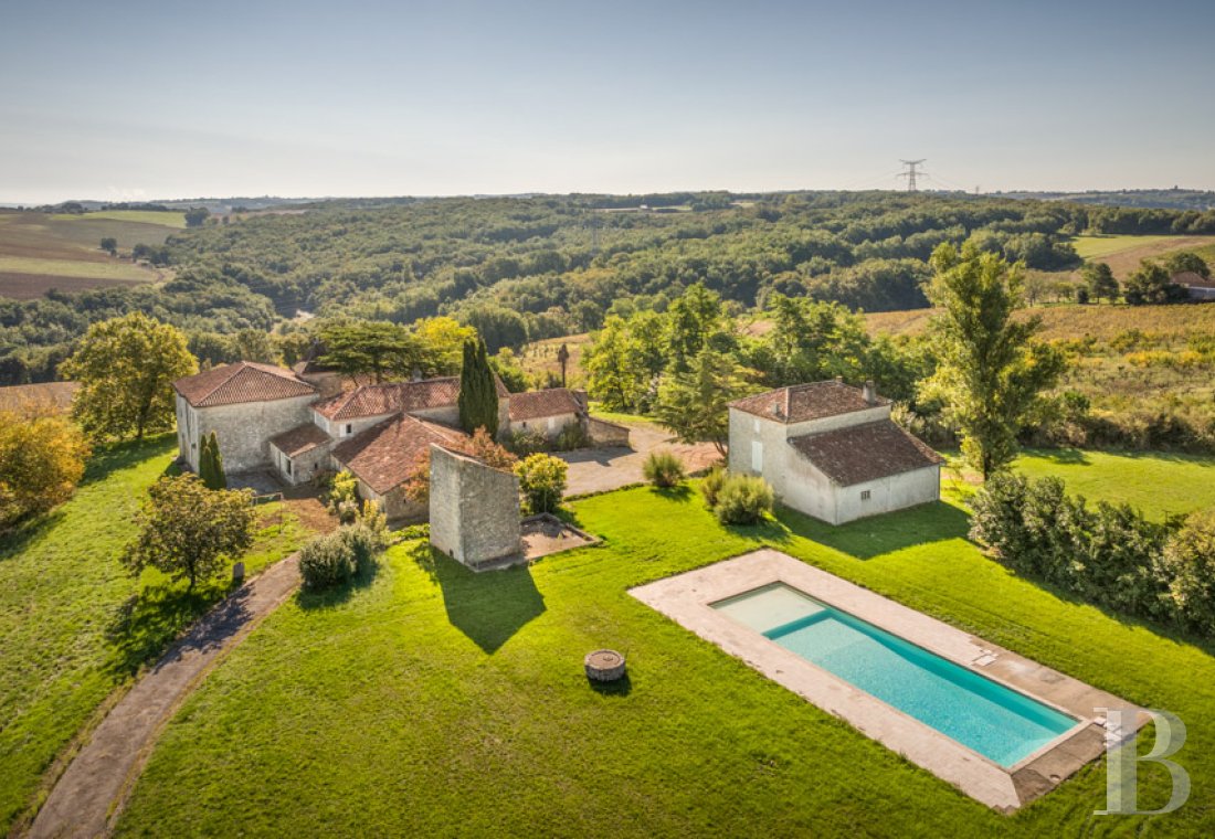 Farms for sale - aquitaine - A 16th-century hamlet in need of a renovation, with a swimming pool, 23 hectares of grounds including 4 hectares of vineyards, overlooking the Garonne valley between Bordeaux and Toulouse