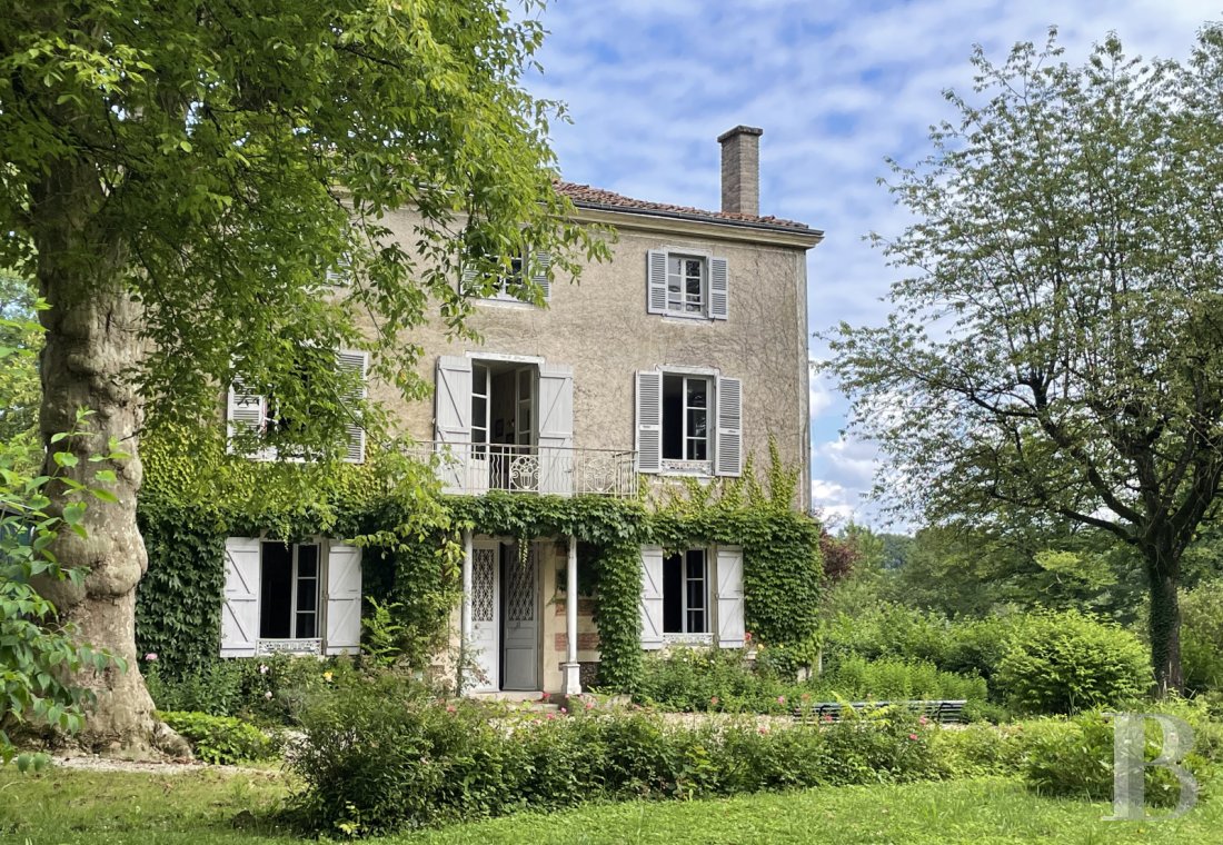 Character houses for sale - champagne-ardennes - A late-18th-century house with outbuildings, a tennis court, a pond and more than one hectare of grounds, nestled where the Champagne and Lorraine provinces meet, in eastern France