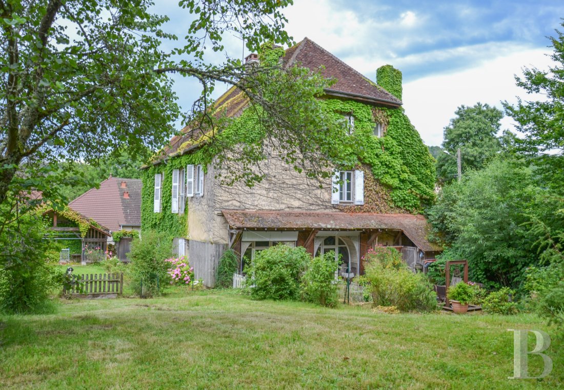 Character houses for sale - franche-comte - A former winegrower’s house dating back to 1770 with a tree-dotted garden,  nestled near Lons-le-Saunier in France’s beautiful Jura department