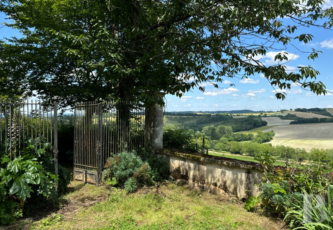 manoirs à vendre - aquitaine - Dans un bourg du Périgord vert, proche de Ribérac, dominant la vallée de la Dronne, un manoir du 17e s. resté authentique dans un parc clos de 6 800 m²