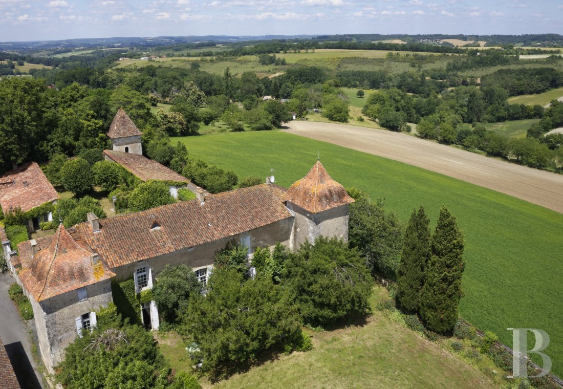 manoirs à vendre - aquitaine - Dans un bourg du Périgord vert, proche de Ribérac, dominant la vallée de la Dronne, un manoir du 17e s. resté authentique dans un parc clos de 6 800 m²