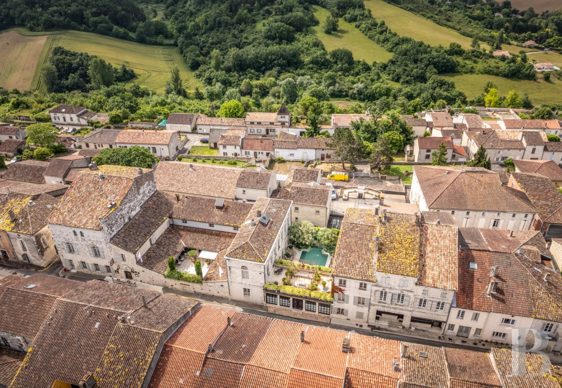 Character houses for sale - aquitaine - A delightful complex made of local stone with a floor area of over 1,500m², nestled in a 13th-century village near the city of Agen in south-west France