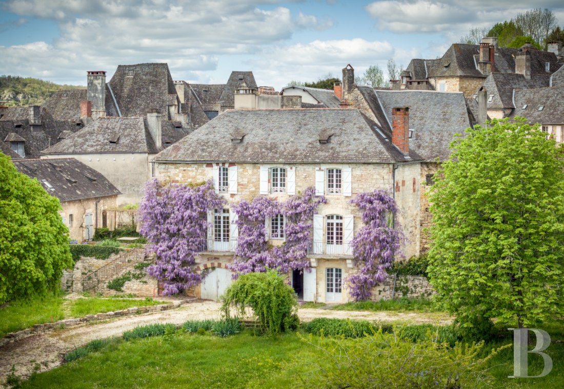 Residences for sale - limousin - A noble country house with a natural swimming pool and a landscaped garden offering stunning views, nestled in a quaint village in France’s beautiful Corrèze department