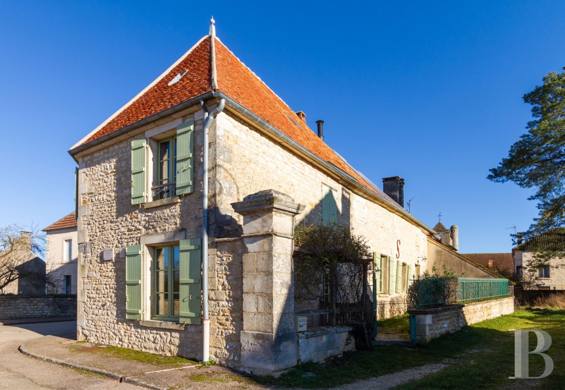 Village houses for sale - burgundy - À 2 h de Paris, dans l'Yonne, une maison d'artiste du 18e s. au cœur d'un village historique poyaudin