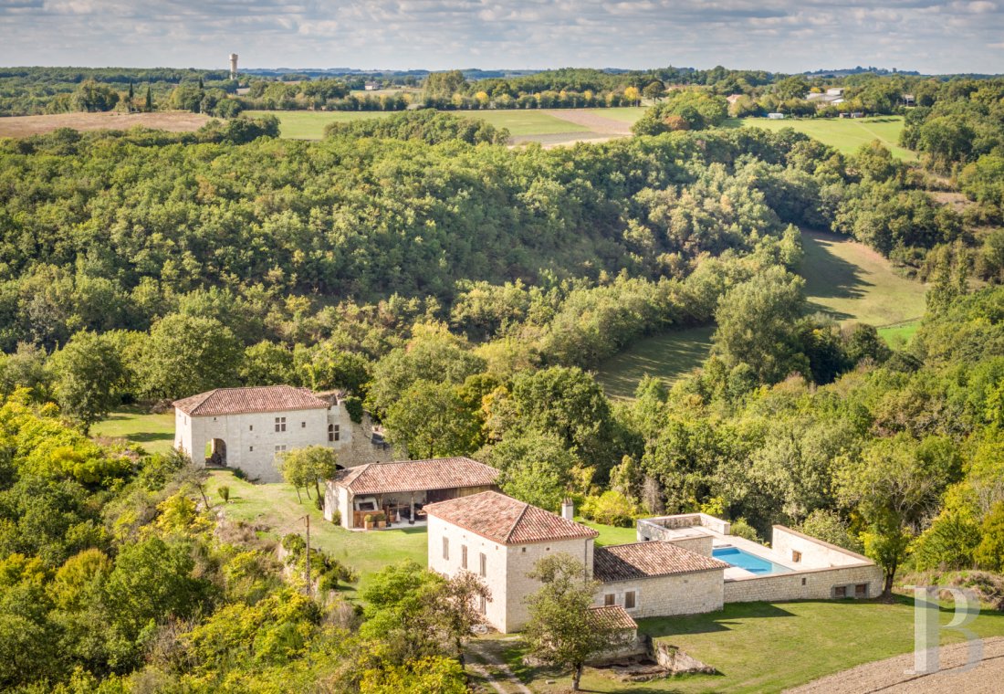 Castles / chateaux for sale - midi-pyrenees - En Quercy Blanc, un ensemble castral comprenant un château fort à l’histoire documentée,  une maison, une grange, des ruines, toutes à finir de réhabiliter, et une piscine