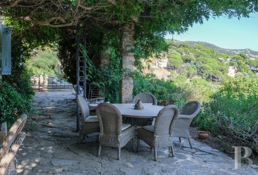 character properties France provence cote dazur   - 17