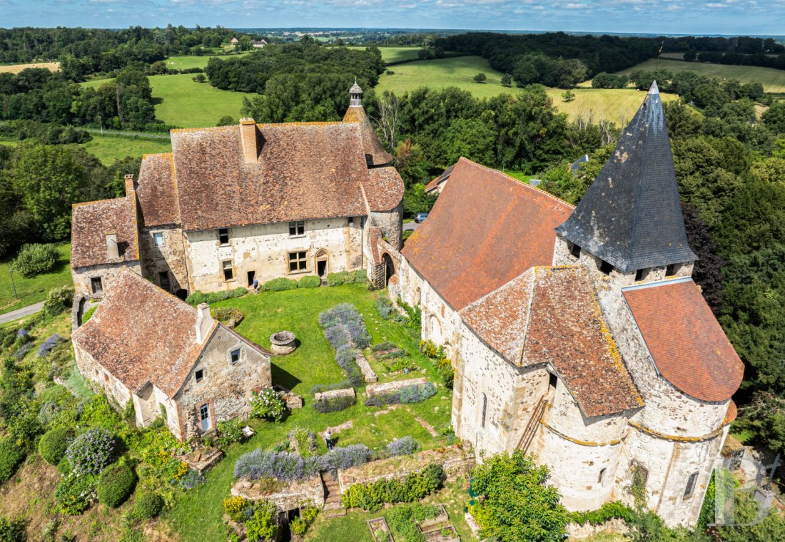 châteaux à vendre - auvergne - En pays Bourbonnais, tel un hameau paisible, un château IMH du 15e s., ses maisons d’habitation, son étang et ses prairies libres sur 56 ha