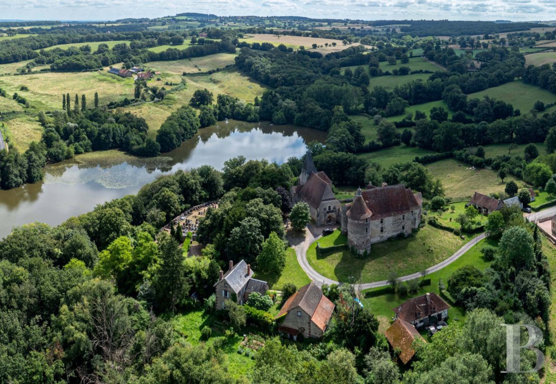 chateaux for sale France auvergne   - 24