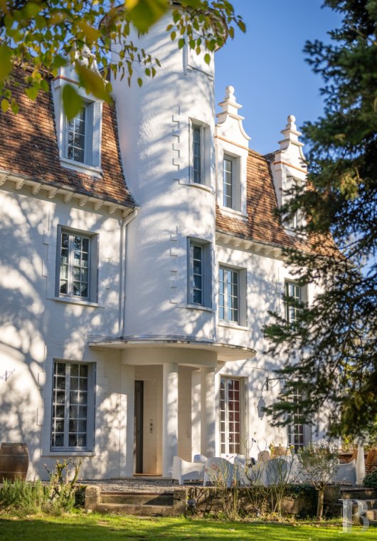 Castles / chateaux for sale - midi-pyrenees - An urban chateau dating back to 1930 with an outhouse, a swimming pool and tree-dotted grounds, nestled by the town of Cahors in south-west France, in the country's Lot department