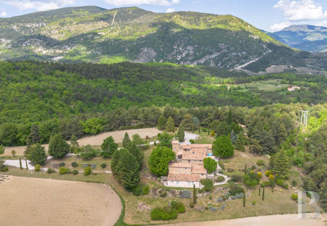 Hunting grounds for sale - provence-cote-dazur - Two Provence farmhouses with outbuildings overlooking a valley and lavender fields, on a vast, almost 60-hectare estate in the Vaucluse area, to the east of the Mont Ventoux