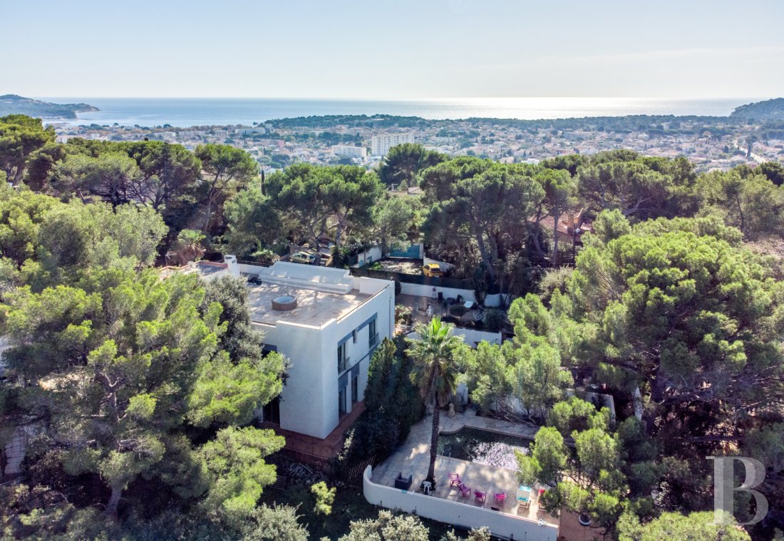 Residences for sale - provence-cote-dazur - A large and original architect-designed villa in a site overlooking La Seyne-sur-Mer, with a roof terrace and swimming pool, in 2,400 m² of tree-lined grounds