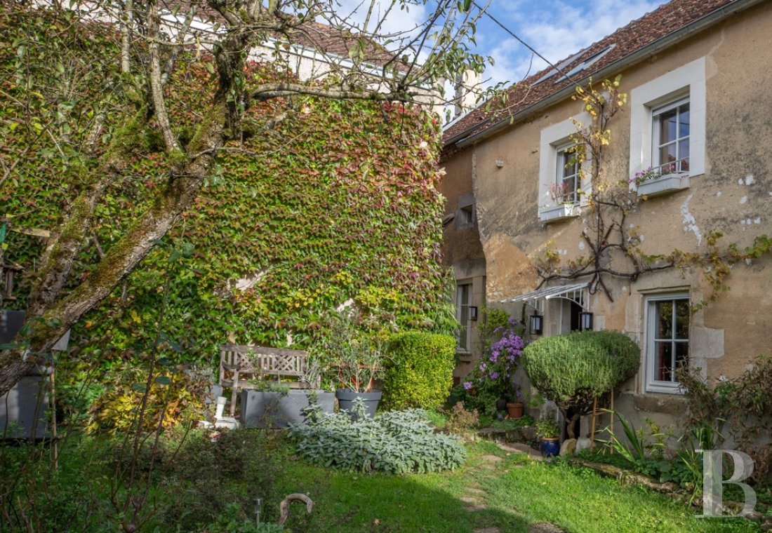 Farms for sale - burgundy - An authentic country house with a lush garden boasting a variety of  plants and trees, 2 hours from Paris, in Burgundy, in the Yonne area