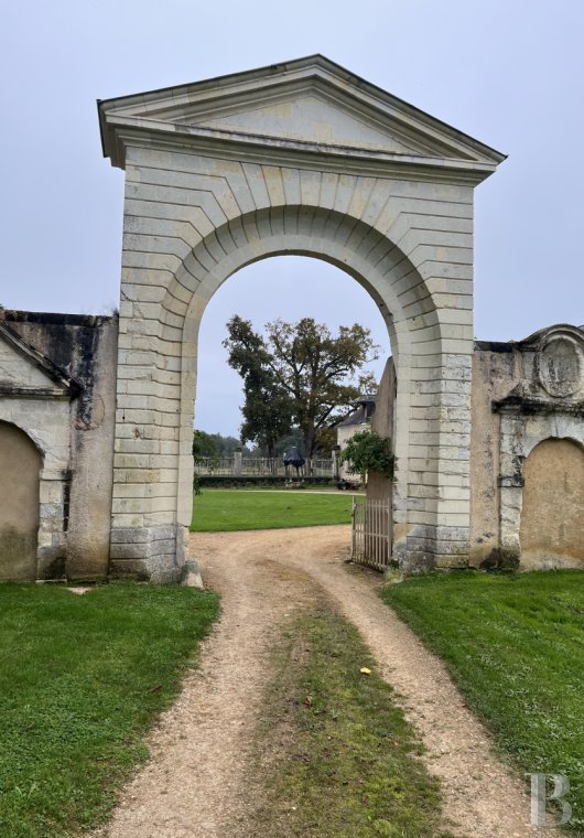 chateaux for sale France pays de loire   - 25