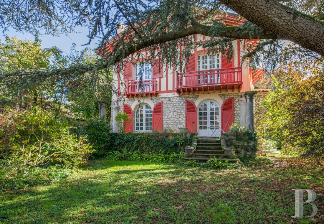 Character houses for sale - paris - Dans le Val-d'Oise, aux portes d'Enghien-les-Bains, une villa basque, sa piscine, ses dépendances habitables et son jardin de plus de 3 000 m²