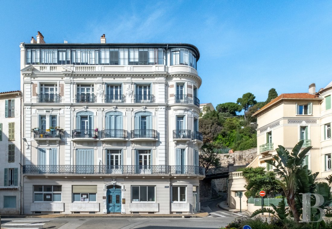 appartements à vendre - paca - Dans le centre historique de Hyères, un lumineux appartement haussmannien de 150 m², au troisième étage, avec cinq chambres et vue mer partielle