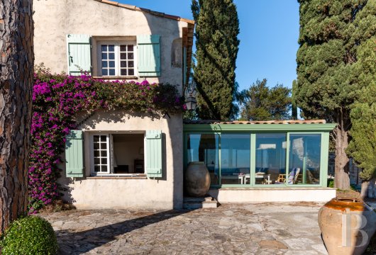 character properties France provence cote dazur   - 12