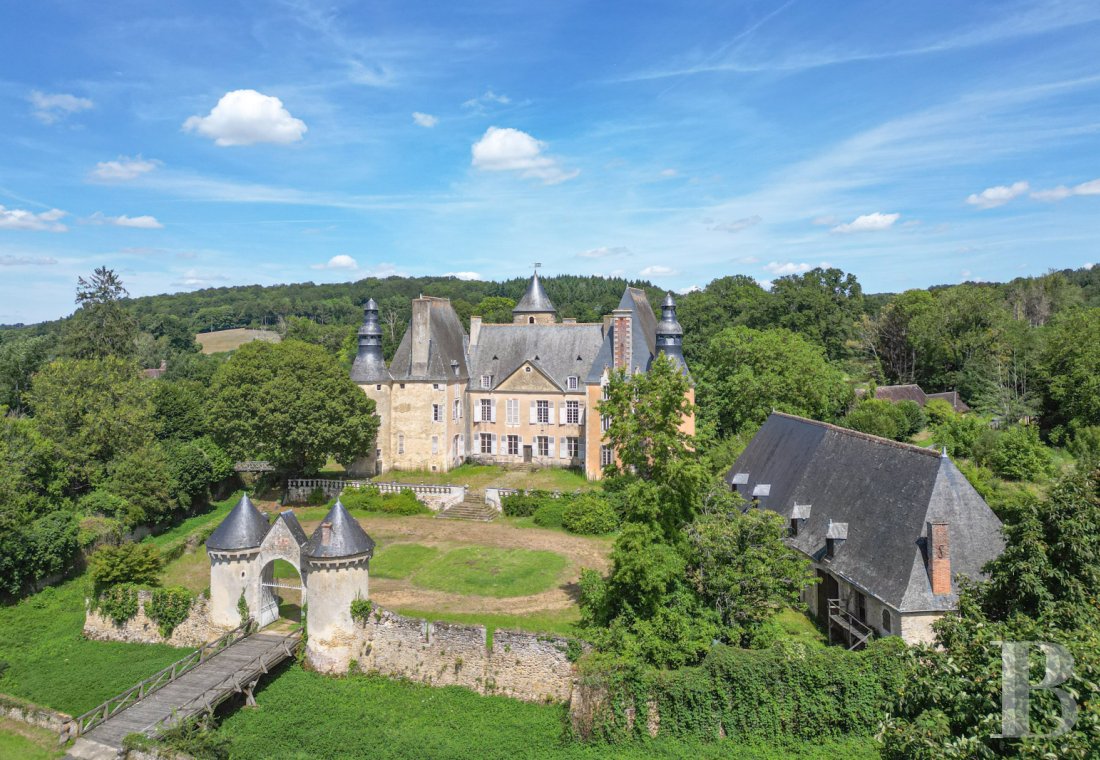 châteaux à vendre - pays-de-loire - Dans le Perche sarthois, avec un domaine de plus de 30 ha, un château du 15e s. inscrit MH et ses clos indépendants à restaurer