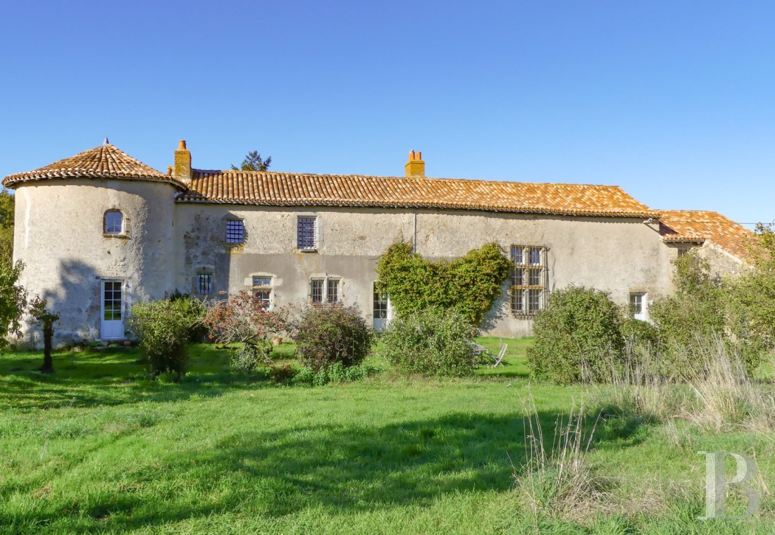 Character houses for sale - poitou-charentes - In the midst of wooded landscape not far from a subprefecture in the Deux-Sèvres area, a residence firmly established for seven centuries