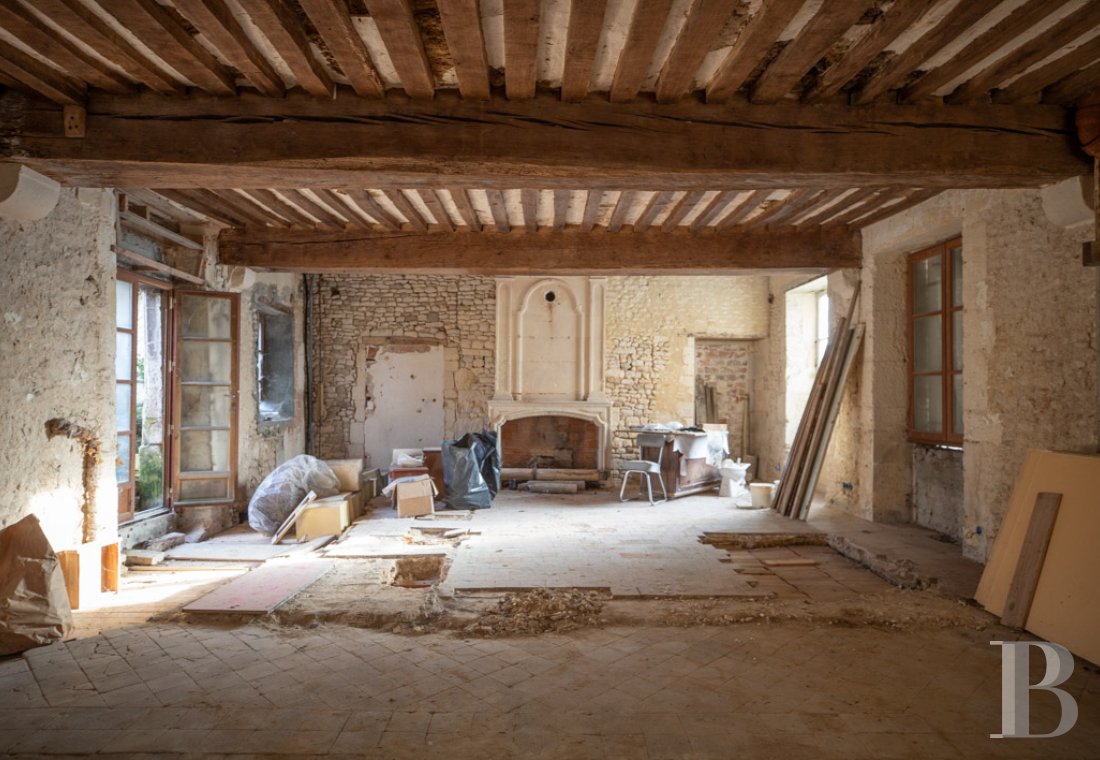 Character houses for sale - lower-normandy - A large townhouse to be renovated, from the 16th and 17th centuries, with outhouses divided into apartments, nestled in the town of Falaise in Normandy’s Calvados department