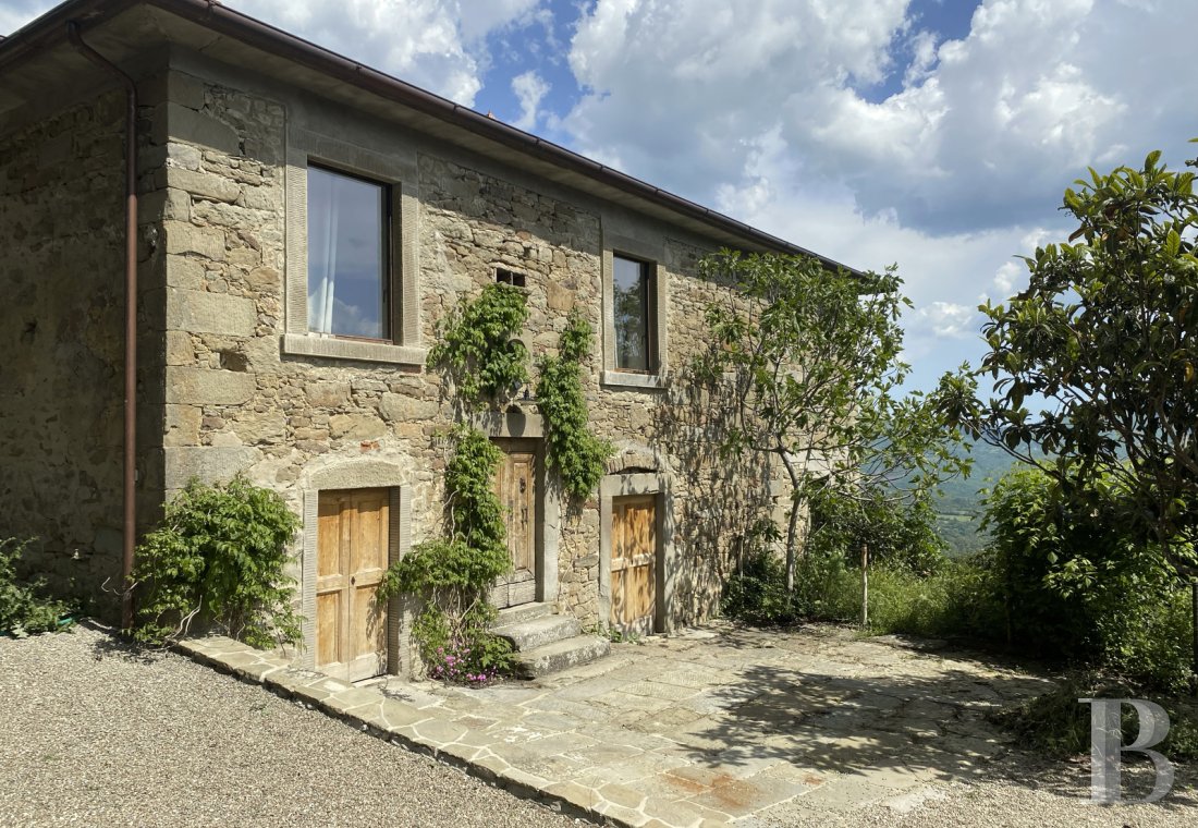 En Toscane, entre Arezzo et Cortona, une ancienne maison paysanne en plein ciel  - photo  n°4