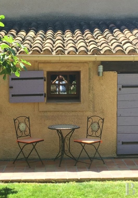 character properties France provence cote dazur   - 11